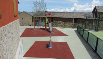 PARQUE DE JUEGOS INFANTILES EN GIRONA